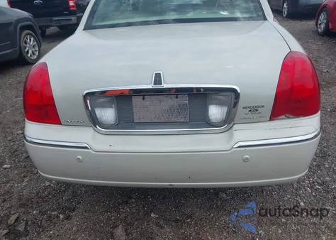 2004 Lincoln Town Car Ultimate from USA, damaged, VIN 1LNHM83W64Y687669